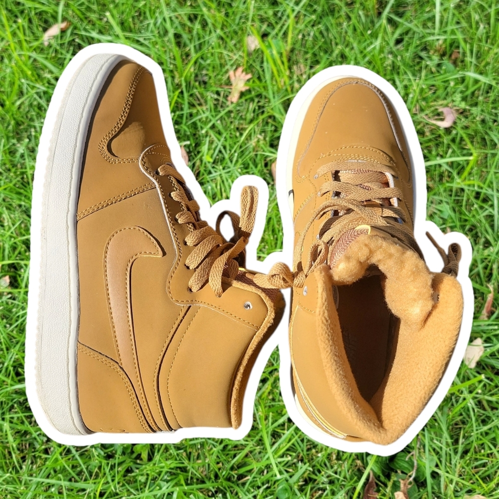 Nike Ebernon High-Top in Wheat